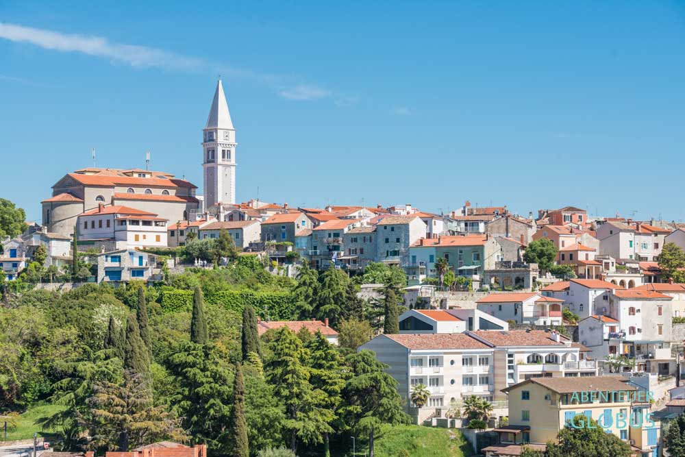 Altstadt von Vrsar mit der Pfarrkirche St. Martin auf einem Hügel