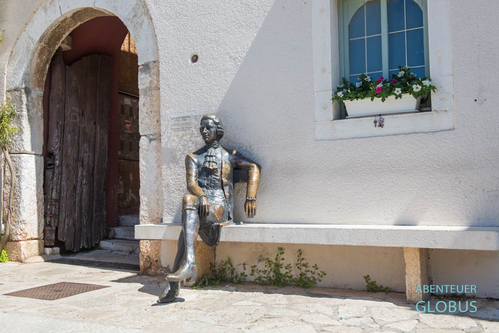 Skulptur von Giacomo Casanova neben dem kleinen Stadttor in der Altstadt von Vrsar in Kroatien