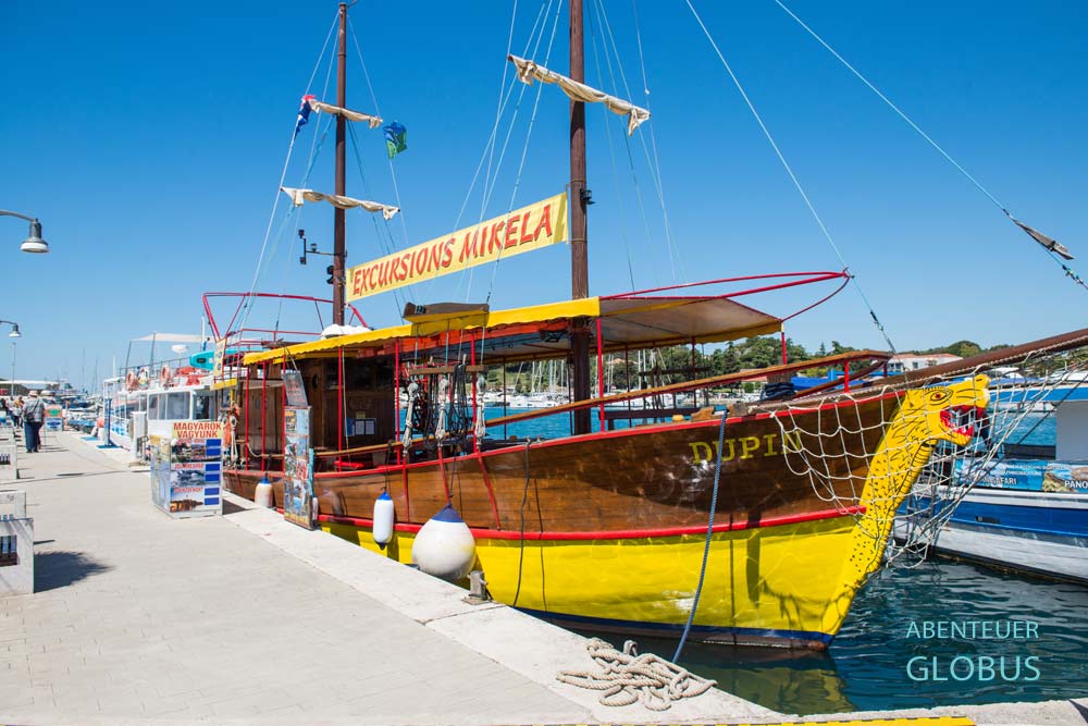 Ausflugsschiff ankert im Hafen von Vrsar in Kroatien