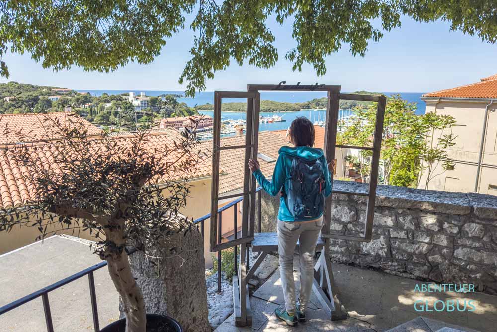 Frau vor einem leeren Fensterrahmen vom Aussichtspunkt St. Antonius in der Altstadt von Vrsar auf der Halbinsel Istrien in Kroatien