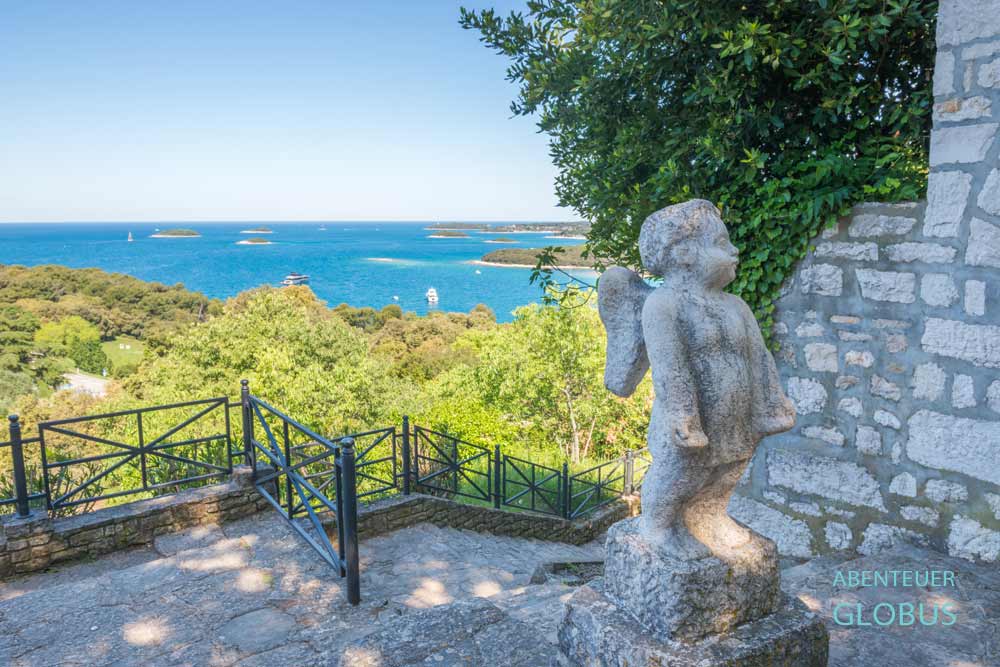 Steinengel am Aussichtspunkt St. Martin in der Altstadt von Vrsar und Blick auf das Archipel Vrsar