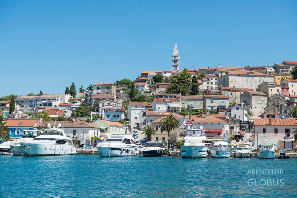 Hafen und Altstadthügel in Vrsar auf der Halbinsel Istrien in Kroatien