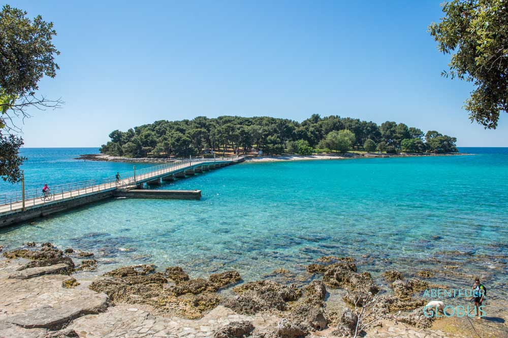 Strand Koversada und Brücke zur Insel Koversada in Vrsar