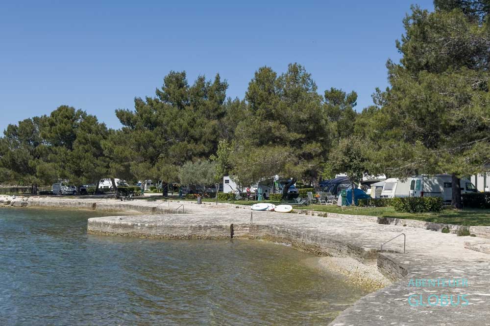 Strand und Stellplätze in erster Reihe am Meer vom Campingplatz Camping Orsera in Vrsar, Istrien