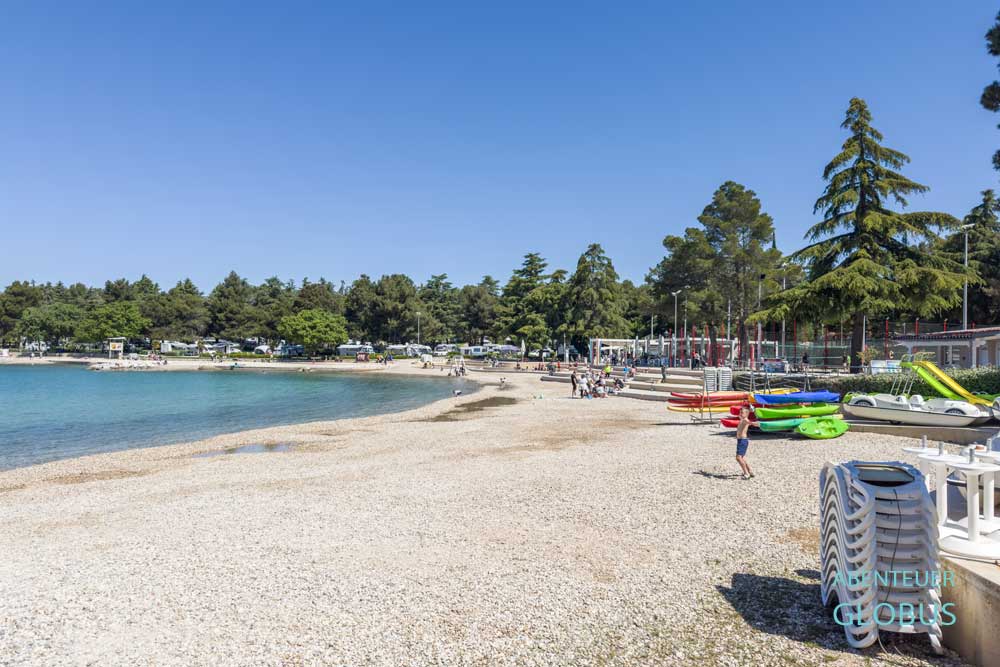 Kiesstrand Valkanela in Vrsar in Kroatien
