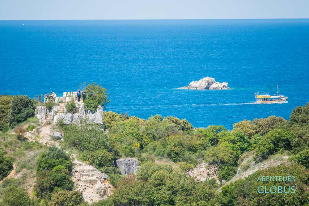 Personen auf der Klippe und Aussichtspunkt im ehemaligen Steinbruch Montraker in Vrsar