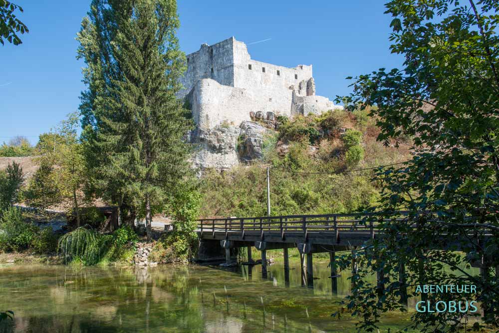 Ehemalige Altstadt von Slunj, Stari Grad Slunj oder Old Town Slovin, über dem Fluss Slunjcica mit der Brücke Mocanov in Slunj-Rastoke