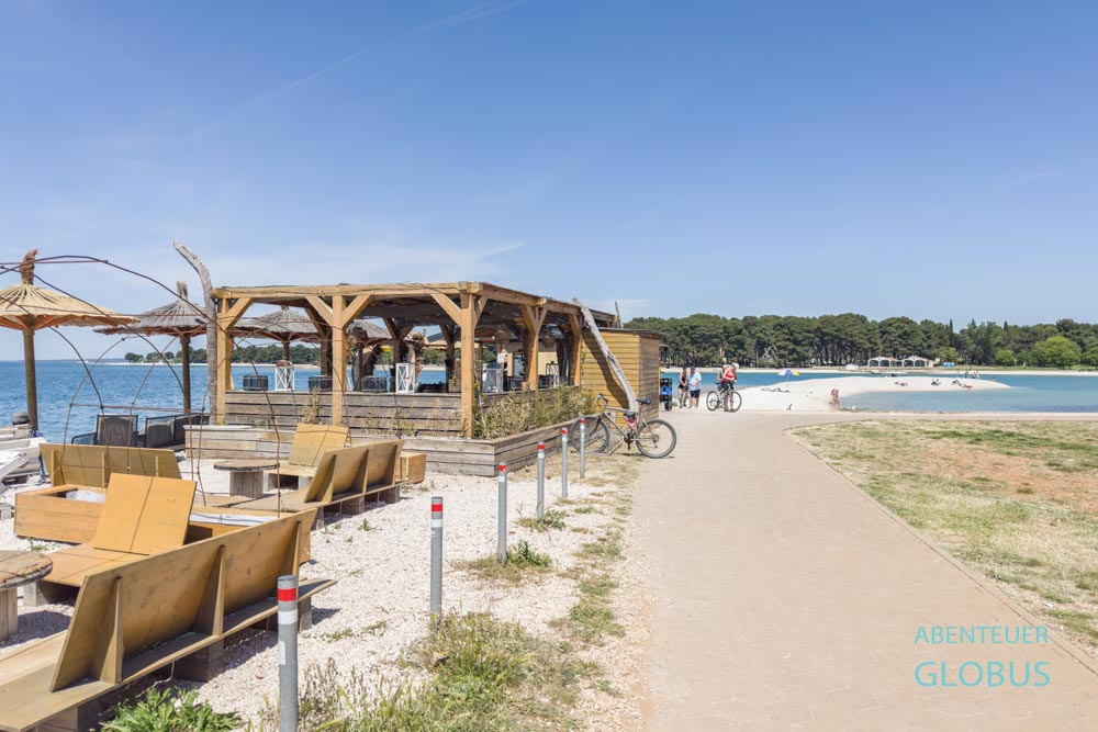 Crazy Beach Bar an der Landzunge am Strand Hidrobaza in Fažana in Istrien