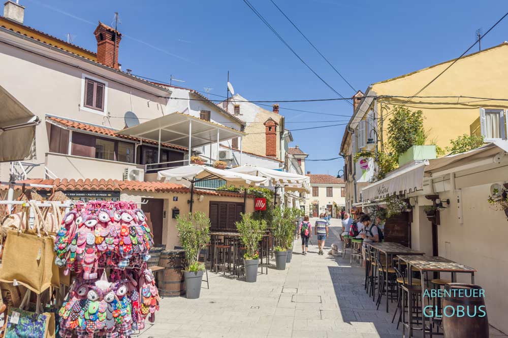 Altstadtgasse mit Restaurants in Fažana in Istrien in Kroatien
