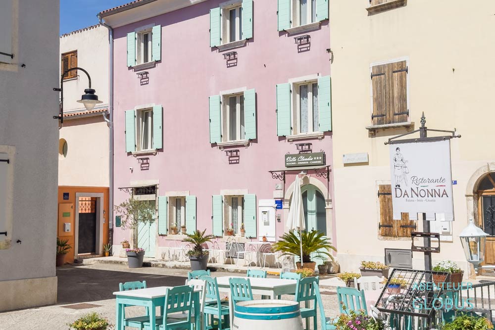 Restaurant in einem Hof der Altstadt von Fažana in Istrien