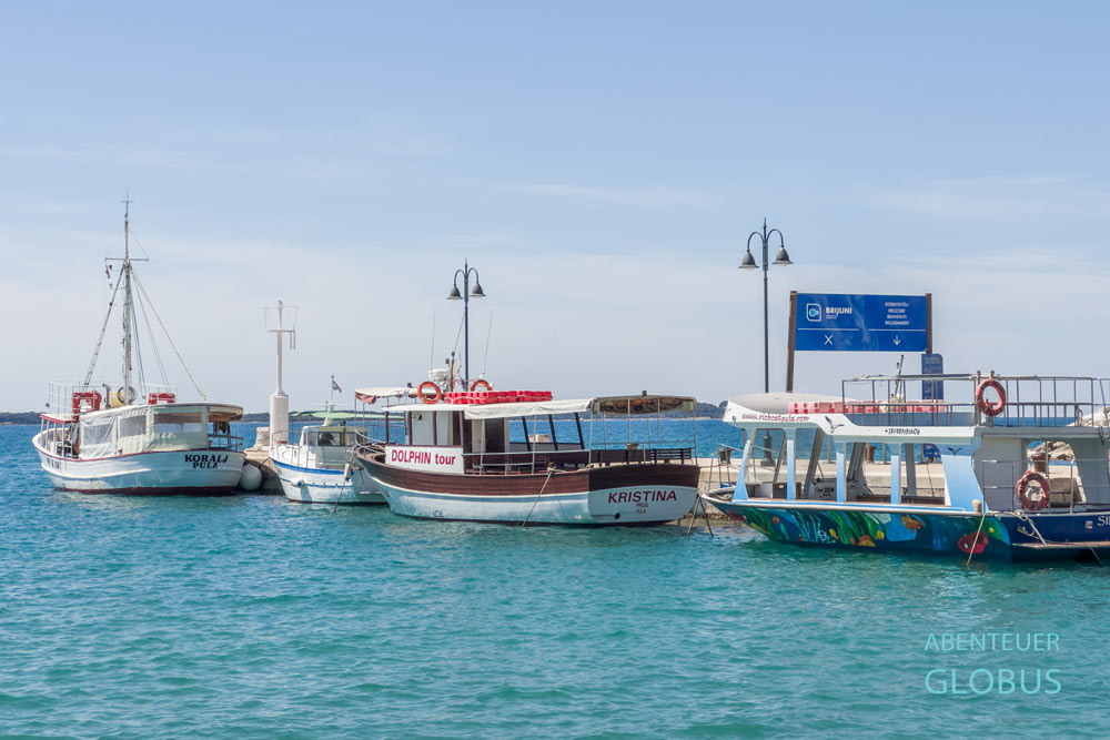 Ausflugsschiffe am Hafen von Fažana in Istrien in Kroatien