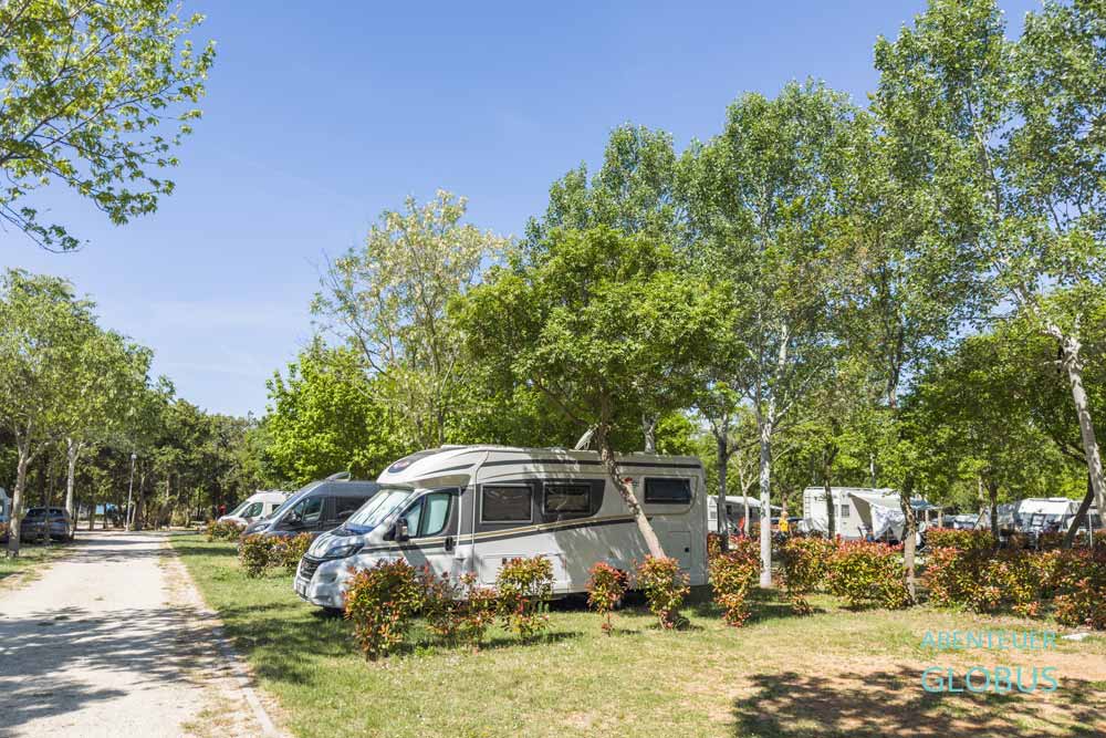 Wohnmobile auf Stellplätzen im Feriendorf Bi Village Fažana in Istrien, Kroatien