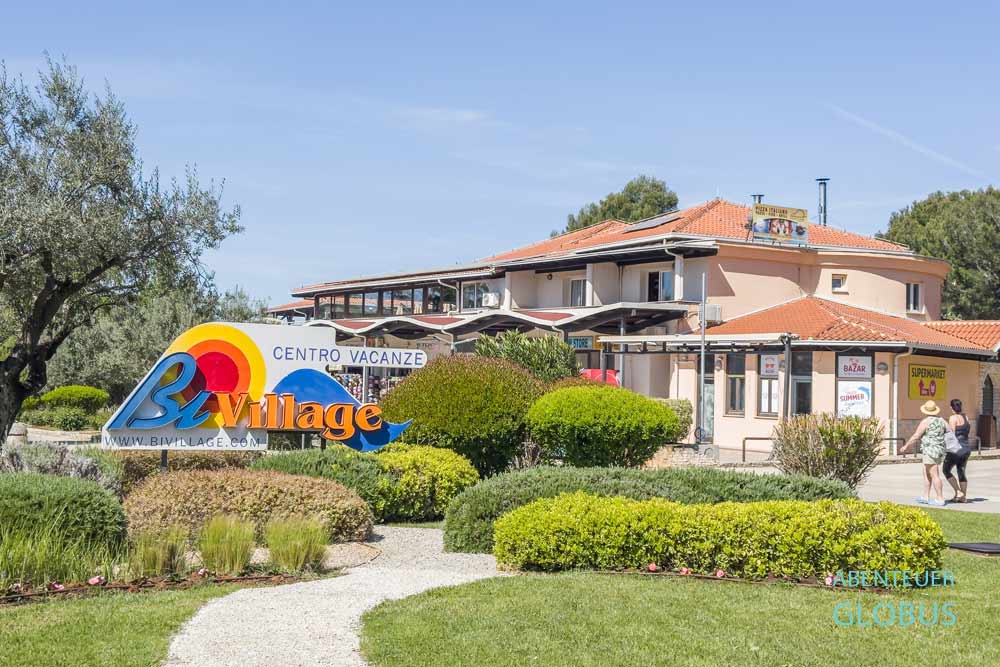 Eingang mit Rondell vom Feriendorf Bi Village in Fažana in Istrien, Kroatien