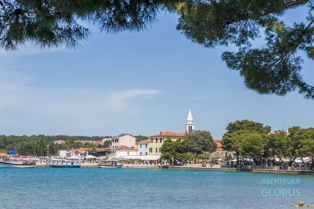 Fažana mit Pfarrkirche Hl. Kosmas und Damian, Hafen und Promenade in Istrien, Kroatien
