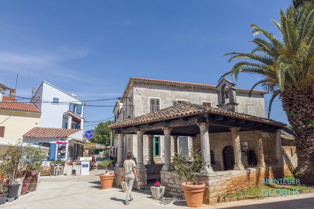 Kirche Maria vom Berg Karmel in der Altstadt von Fažana in Istrien, Kroatien