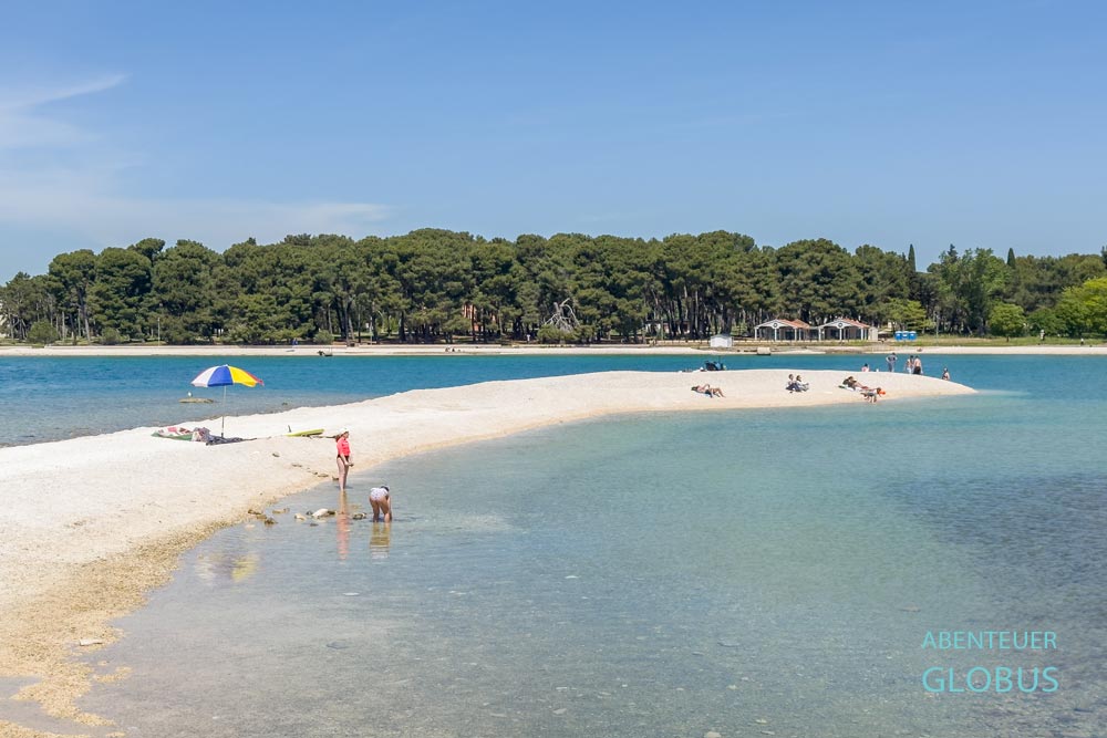 Landzunge am Hidrobaza Beach, dahinter der Strand Valbandon bei Fažana in Istrien