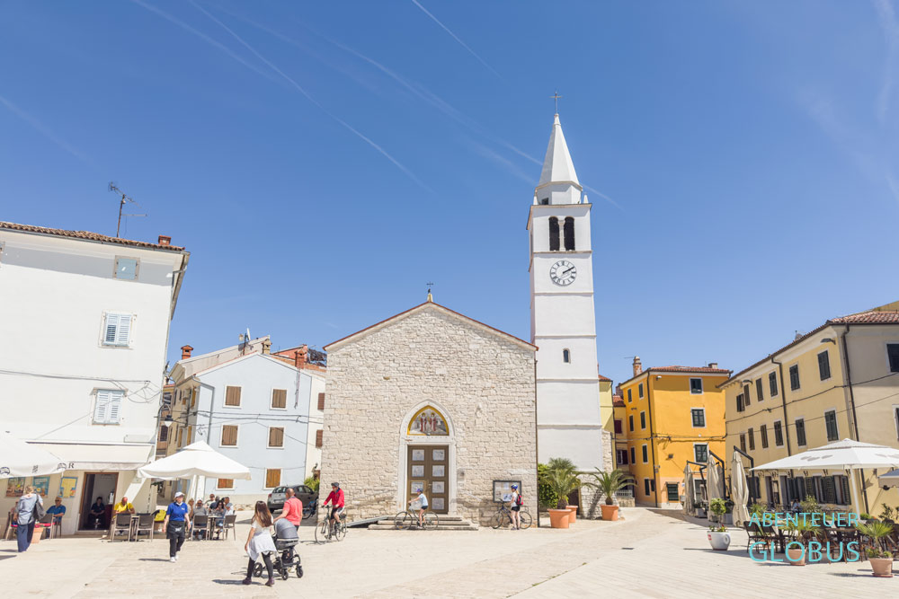 Hauptplatz Trg Sv. Kuzme i Damjana mit der Pfarrkirche Hl. Kosmas und Damian in der Altstadt von Fažana