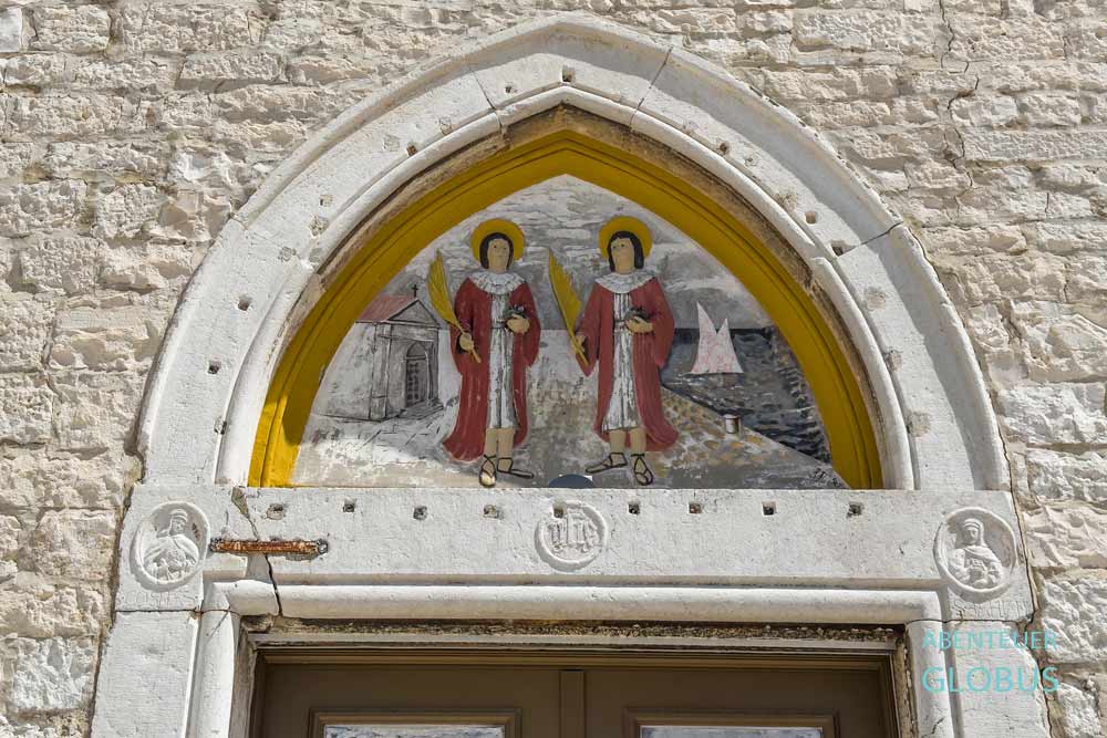 Eingangsportal der Pfarrkirche Heiliger Kosmas und Damian (kroatisch: Crkva Sv. Kuzme i Damjan) in der Altstadt von Fažana in Kroatien