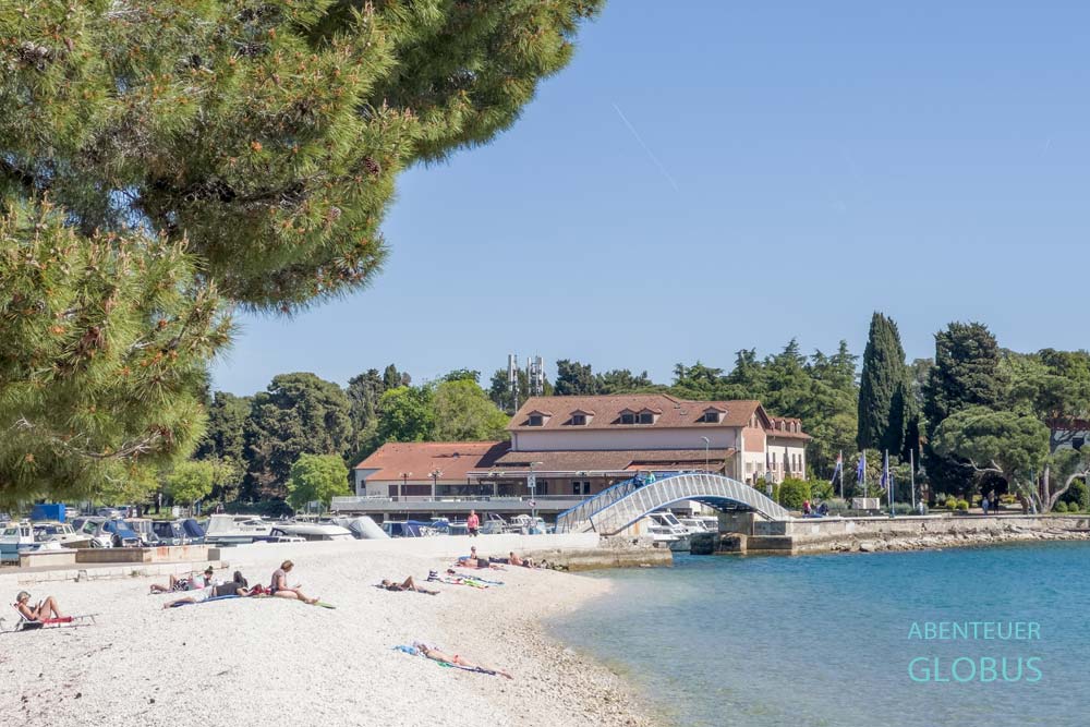 Strand Valbandon und Brücke am Hafen bei Fažana in Istrien in Kroatien