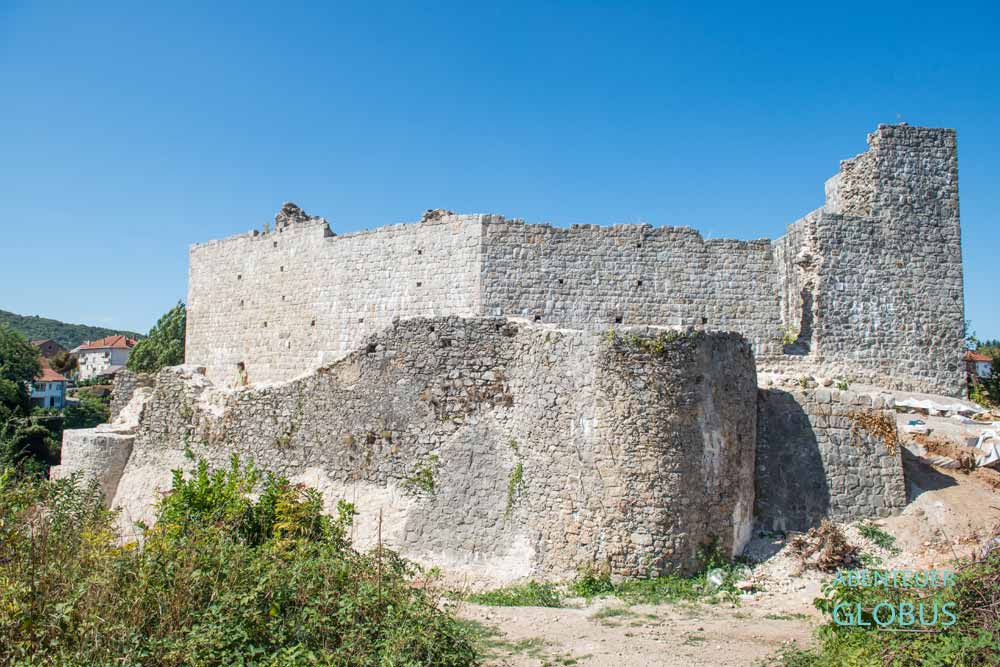 Mauern und Türme der ehemaligen Burg Slunj (Stari Grad Slunj) in Slunj, Kroatien