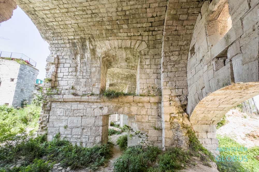 Unter den Steinbögen vom Fort Monte Grosso bei Pula in Kroatien