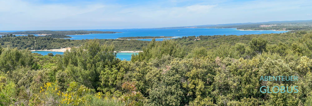 Blick auf den Wald und die Brijuni-Insel in der Adria vom Turm der Festung Monte Grosso bei Pula in Kroatien