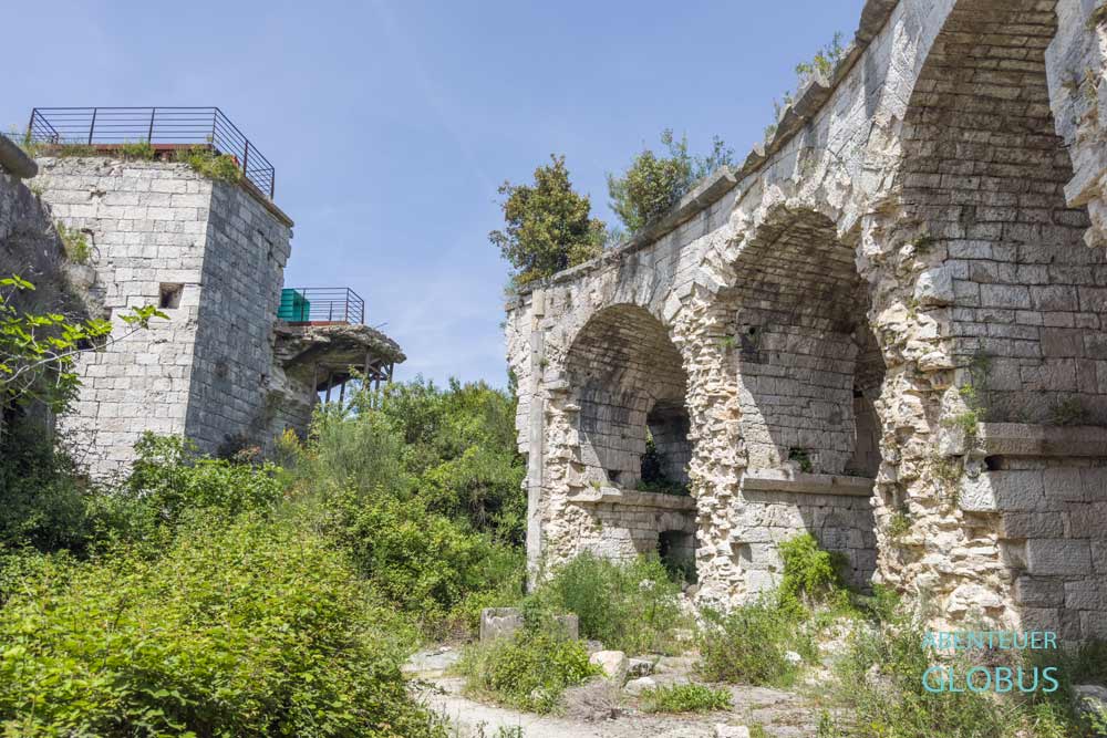 Aussichtsturm und Steinbögen vom Fort Monte Grosso bei Pula in Istrien