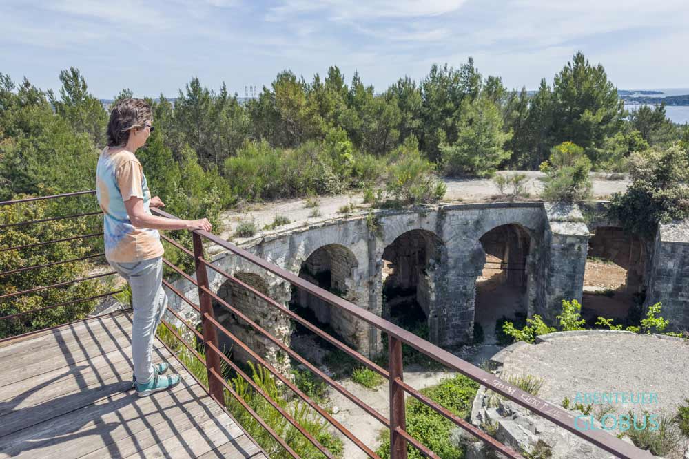 Besucherin auf dem Martello-Turm vom Fort Monte Grosso nahe Pula in Istrien