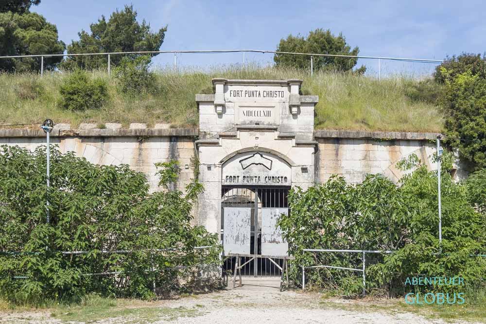 Eingang vom Fort Punta Christo auf der Halbinsel Stinjan bei Pula in Istrien, Kroatien