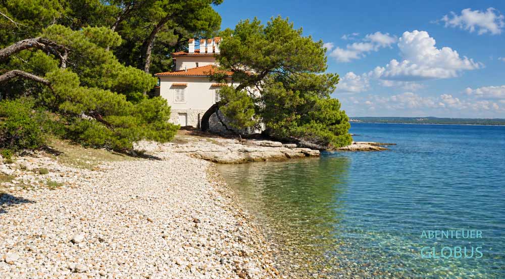 Villa Fažanka zwischen Pinien auf der Hauptinsel Veli Brijun im Brijuni-Nationalpark vor Fažana in Istrien