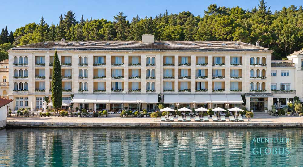 Front mit Restaurant vom Brijuni Hotel Istra im Hafen der Hauptinsel Veli Brijun im Brijuni-Nationalpark bei Fažana in Kroatien