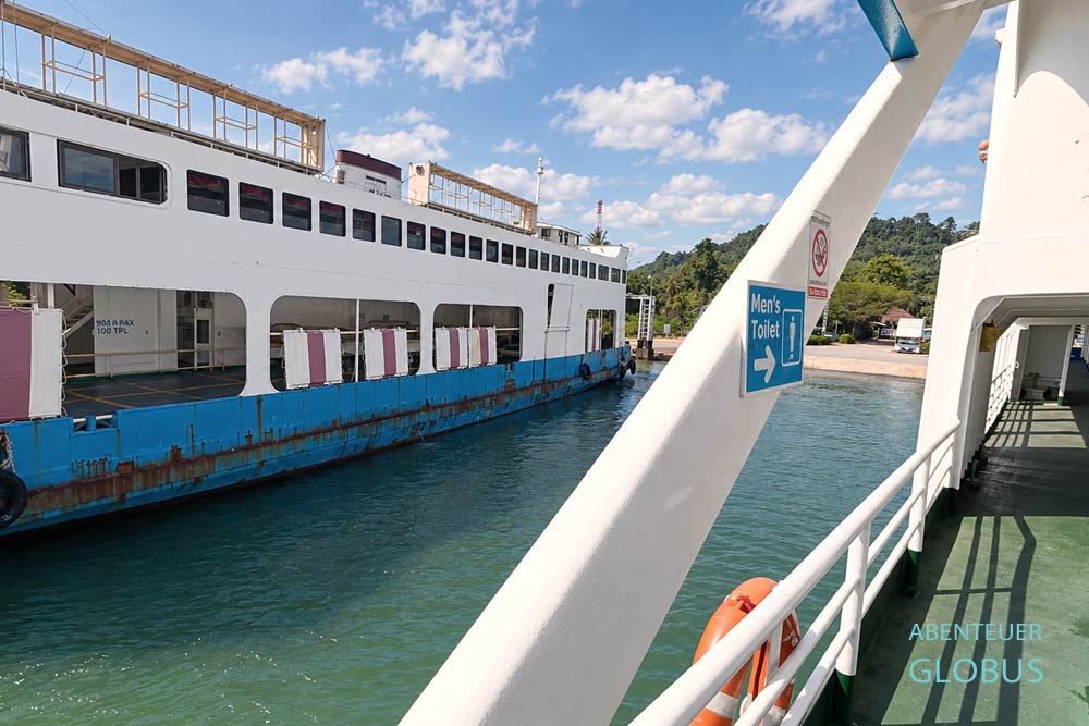 Zwei Autofähren am Ao Thammachat Pier, die zur Insel Koh Chang übersetzen.