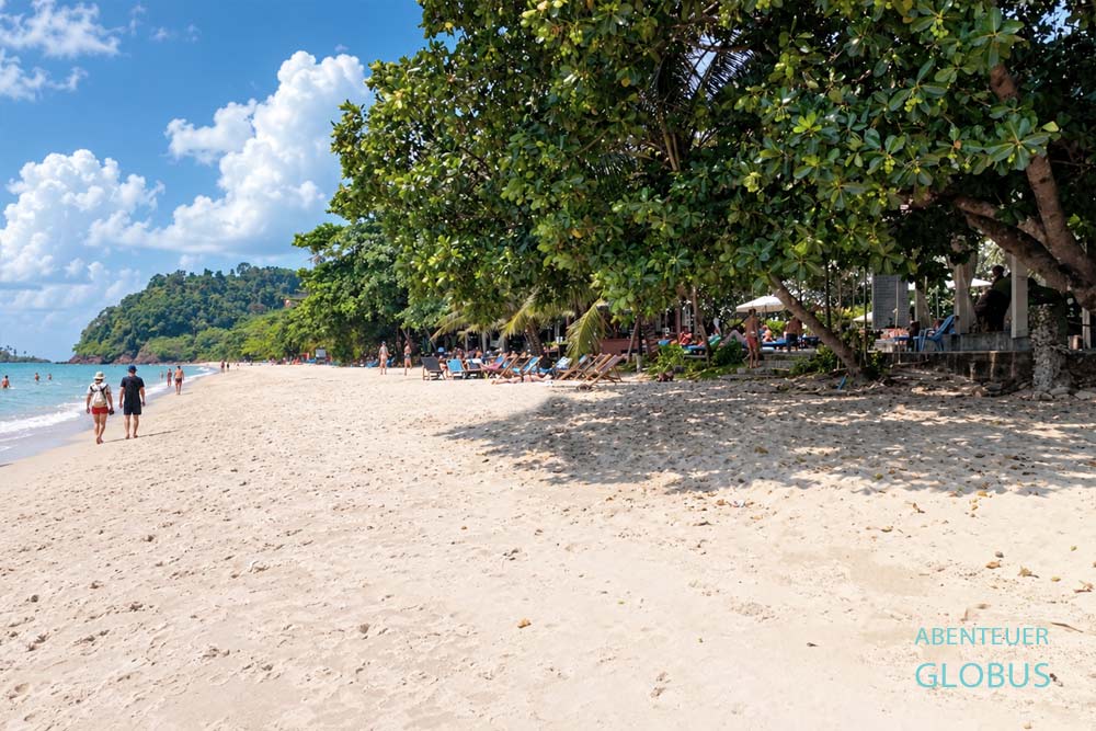 Touristen spazieren am nahezu menschenleeren Lonely Beach auf der Insel Koh Chang in Thailand entlang.