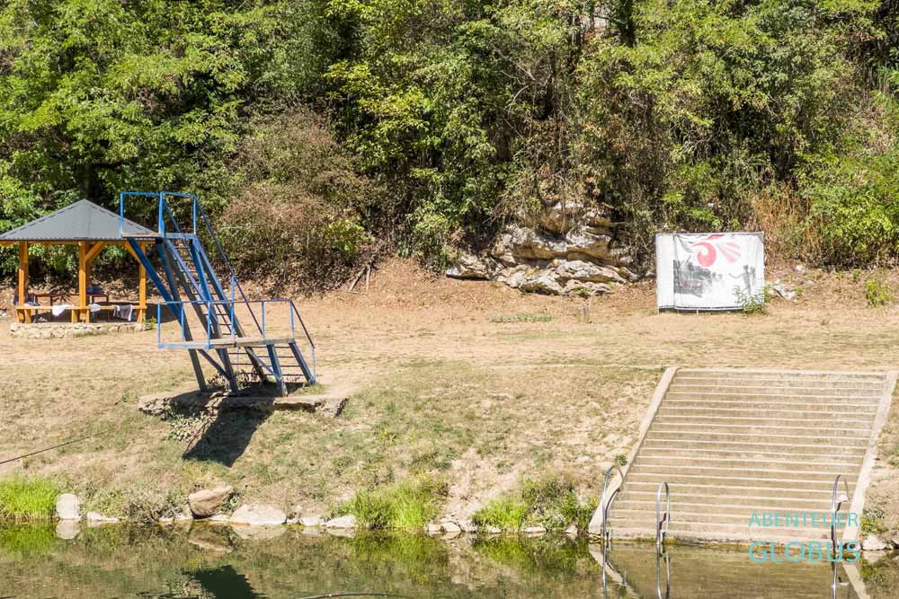 Pavillon, Sprungturm, Umkleide und Badestelle im Korana Naturbad Slunj am Fluss Korana in Slunj-Rastoke, Kroatien