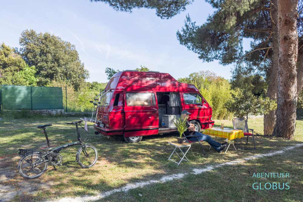Roter VW T3 Bulli auf dem Campingplatz Brioni Sunny Camping Valamar zwischen Pula und Fažana