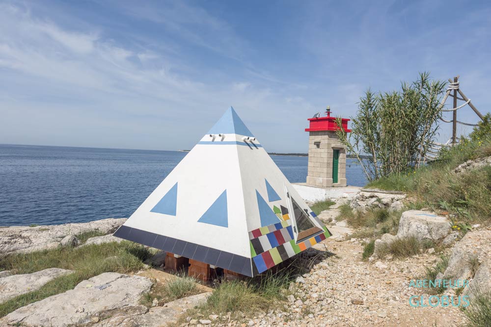 Kunstobjekt und kleiner Leuchtturm am Prostina Beach auf der Halbinsel Stinjan bei Pula in Kroatien