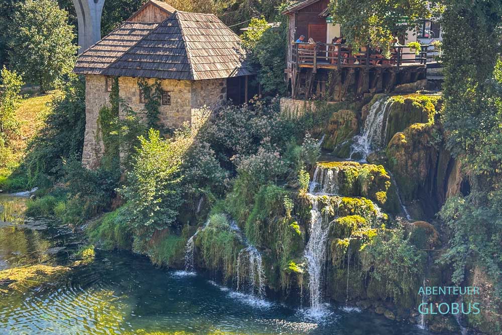 Wassermühlendorf Rastoke mit Häusern und Wasserfall Prvi Slap in Slunj, Kroatien