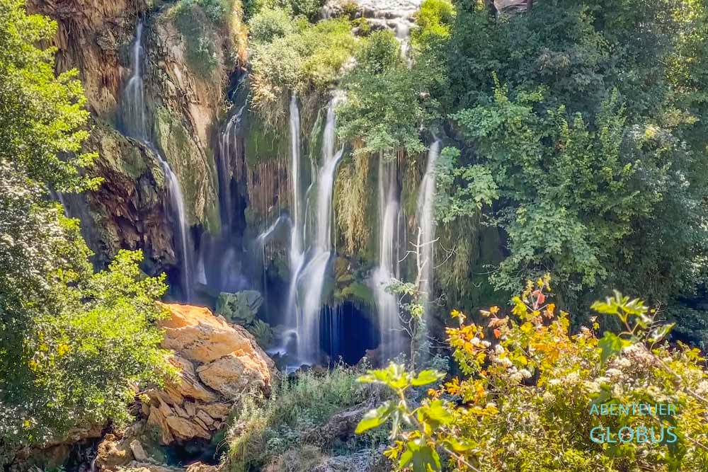 Wasserfall Buk inmitten grüner Landschaft im Ortsteil Rastoke in Slunj