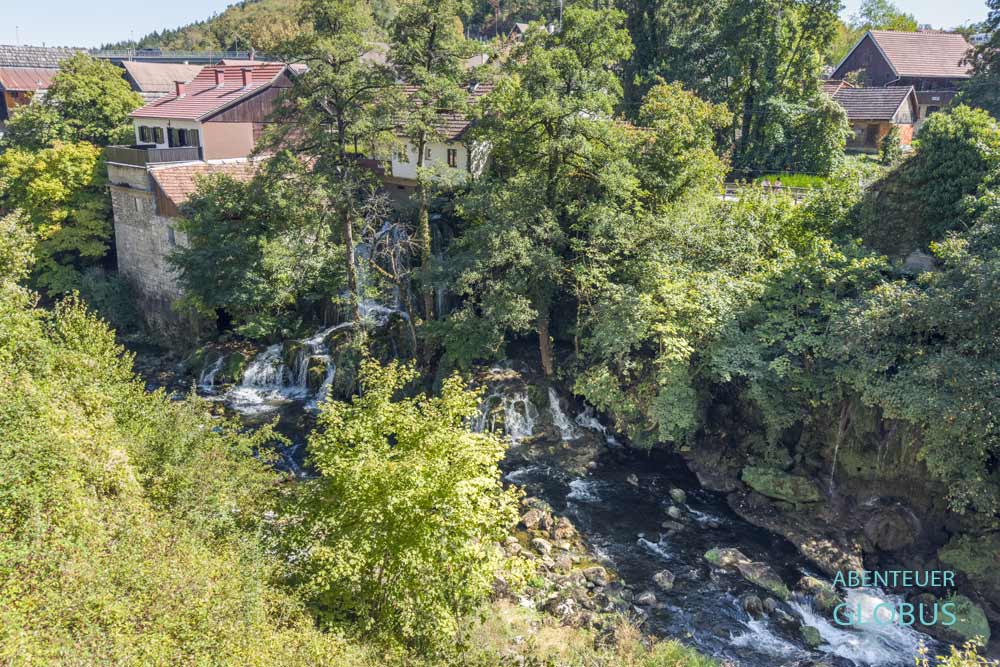 Wasserfälle und Häuser von Rastoke am Fluss Korana in Slunj in Kroatien