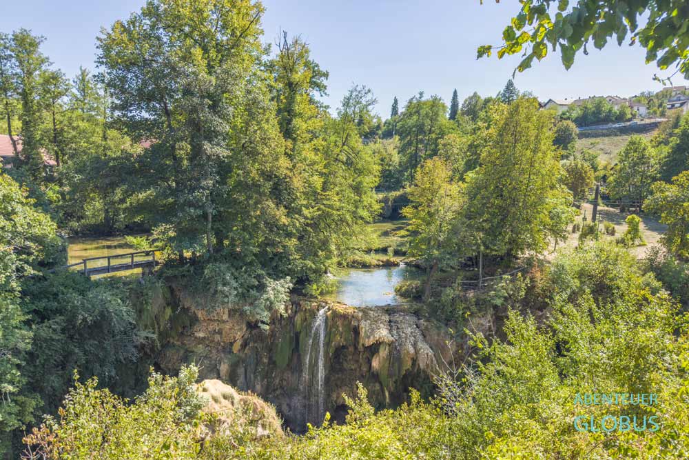 Der Wasserfall Hrvoje Slap stürzt aus einem Wasserbecken der Slunjčica durch grüne Natur in den Fluss Korana in Rastoke bei Slunj, Kroatien.