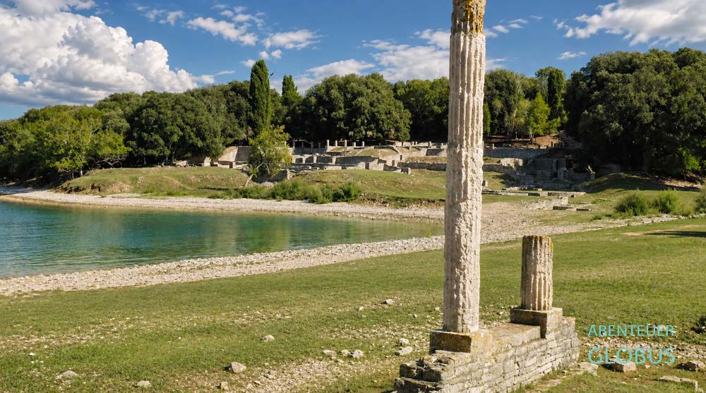 Zwei Säulen im Vordergrund, dahinter Überreste einer römischen Villa in der Verige-Bucht auf der Insel Veliki Brijun im Nationalpark Brijuni Inseln bei Fažana in Kroatien