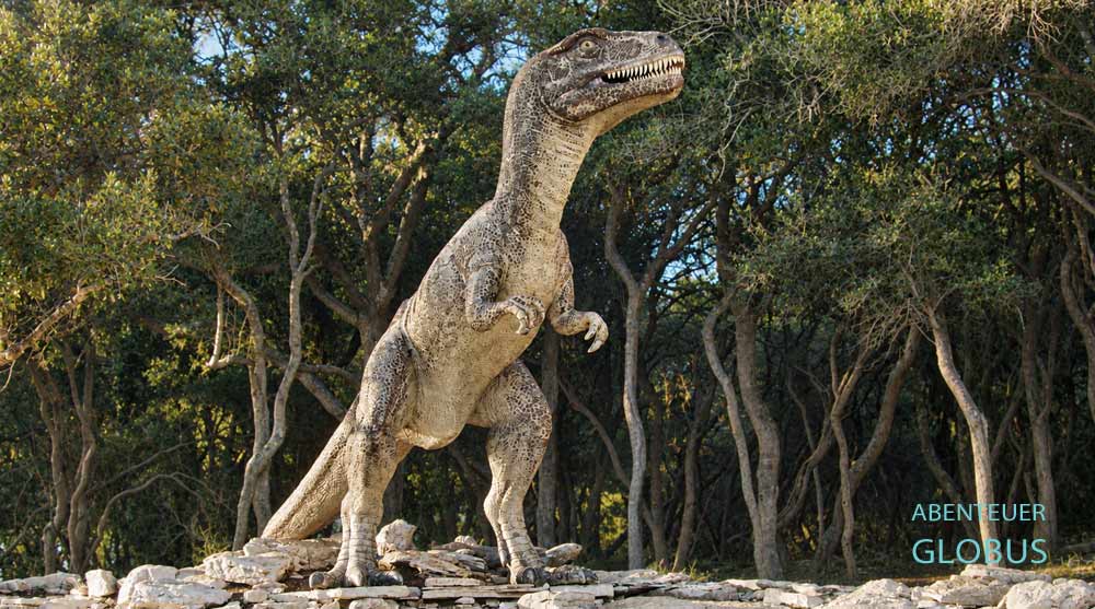 Dinosaurier vor einem Wald auf der Hauptinsel Veliki Brijun im Nationalpark Brijuni-Inseln nahe Fažana in Istrien