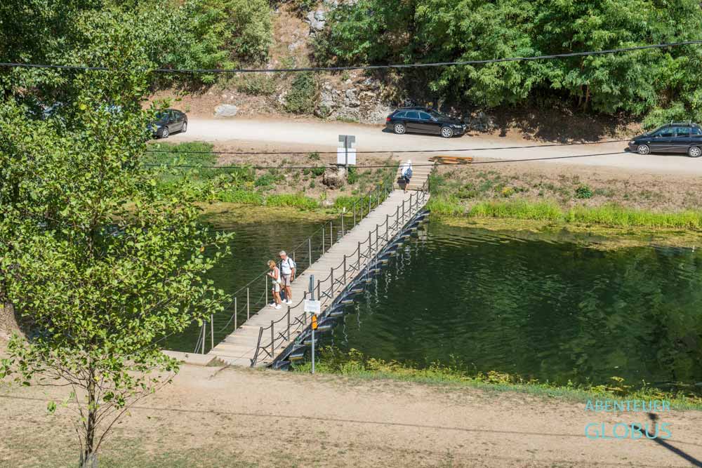 Korana Naturbad Slunj mit Pontonbrücke über den Fluss Korana in Slunj-Rastoke, Kroatien