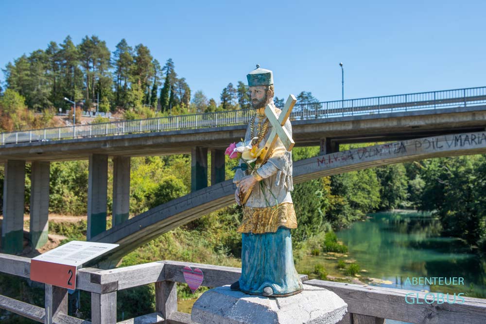 Statue des Heiligen Johannes Nepomuk auf der gleichnamigen Brücke (Most Sv. Ivan Nepomuk), dahinter die Tonković-Autobrücke.