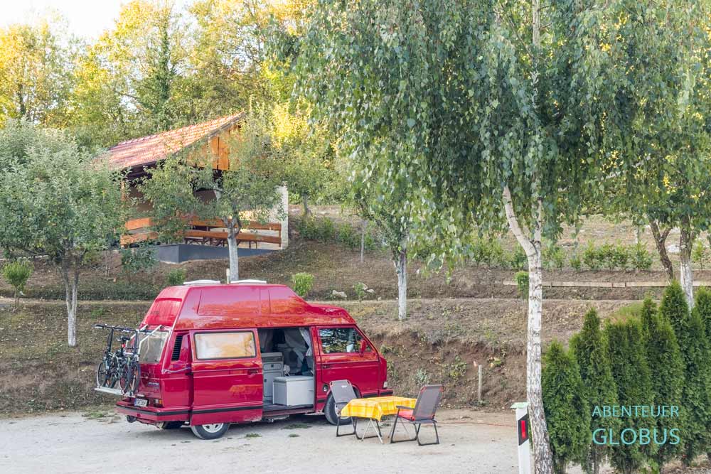 Roter VW T3 auf einem Stellplatz im Camp Puskaric in Slunj in Kroatien