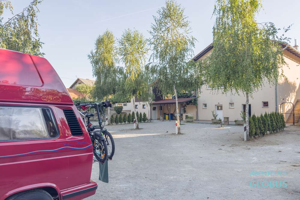 Roter Camper links, und Stellplätze auf dem Campingplatz Camp Puskaric in Slunj in Kroatien