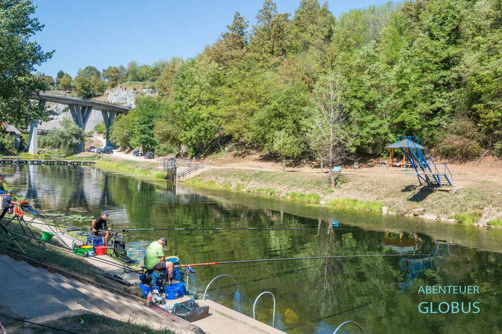 Angelwettbewerb am Fluss Korana in Slunj Rastoke, Kroatien