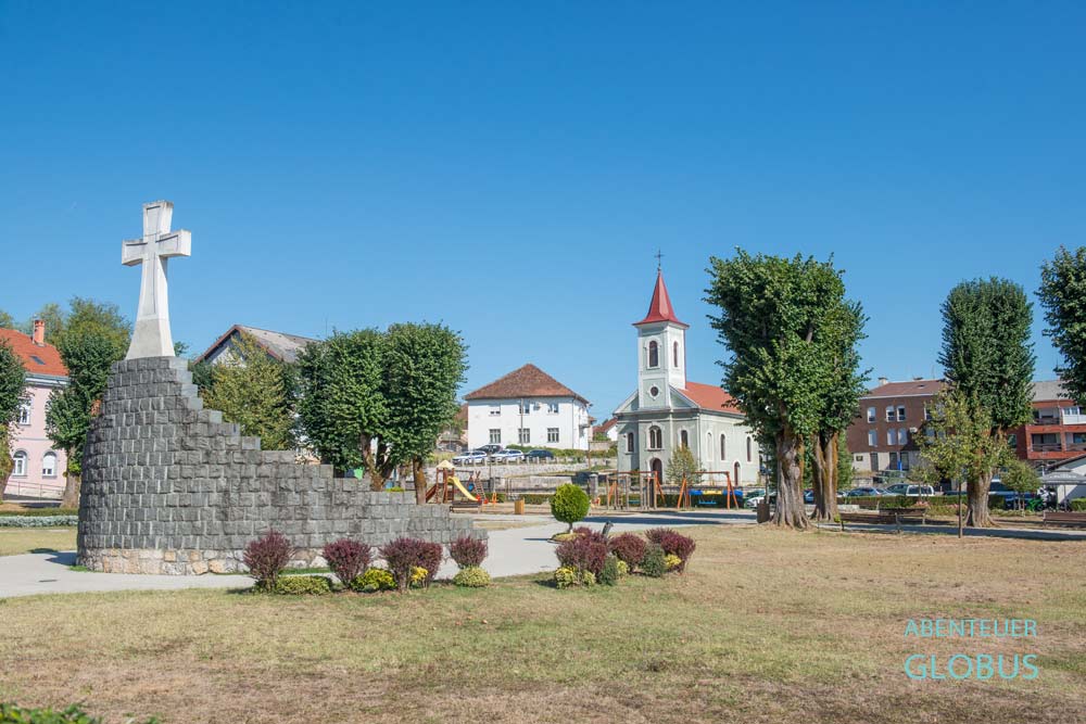 Park Trg Dr. Franje Tudmana mit der orthodoxen Kirche des Heiligen Erzengels Michael in Slunj