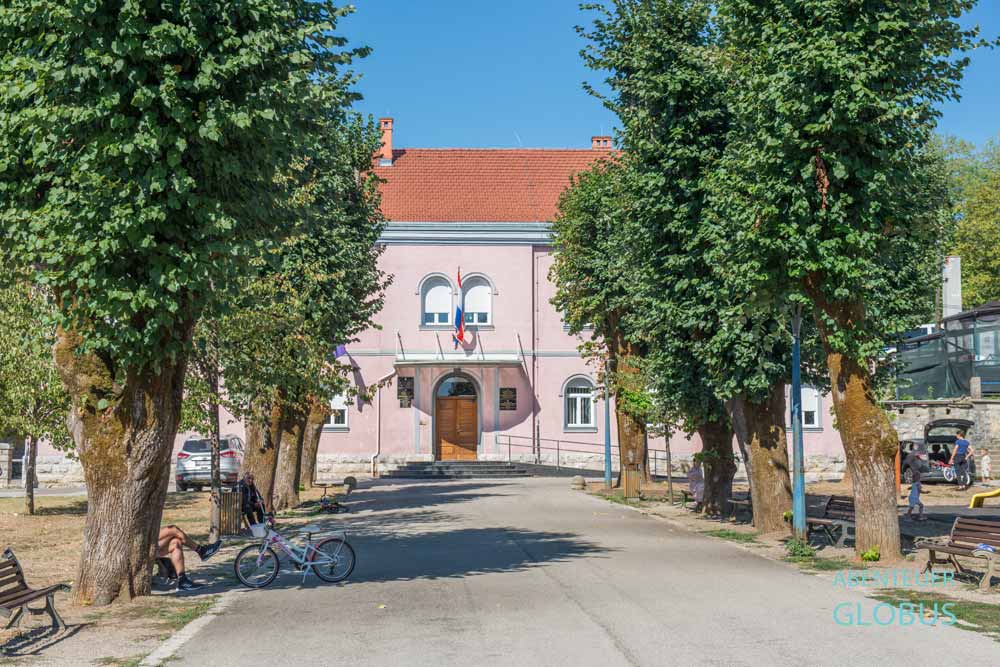 Park Trg Dr. Franje Tudmana mit Rathaus von Slunj, Kroatien