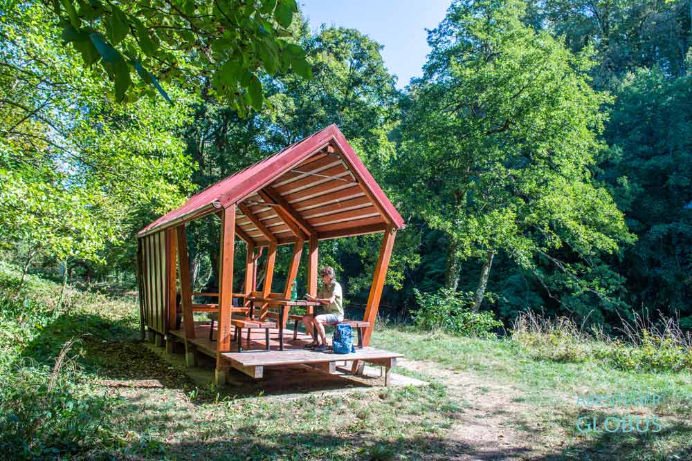 Pavillon mit Touristin am Wanderweg Slunjcica Setnica am Fluss Slunjcica in Slunj